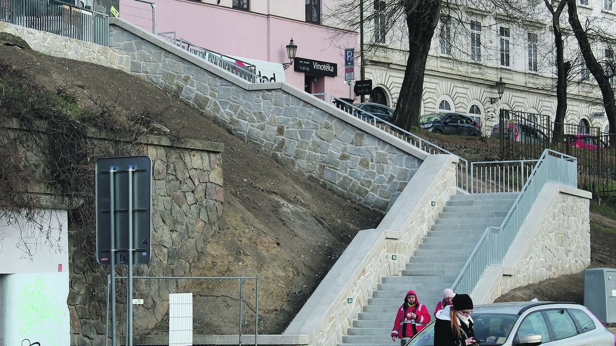 Brno postavilo schody, chodit po nich se nemá